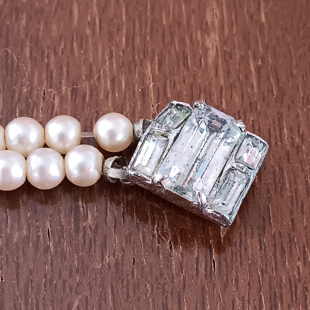 Elegant Pearl Bracelet with Silver Clasp - Picture 9 of 9